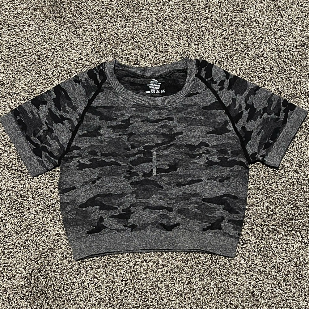 SHEIN Gymshark Camo Dupe cropped workout top